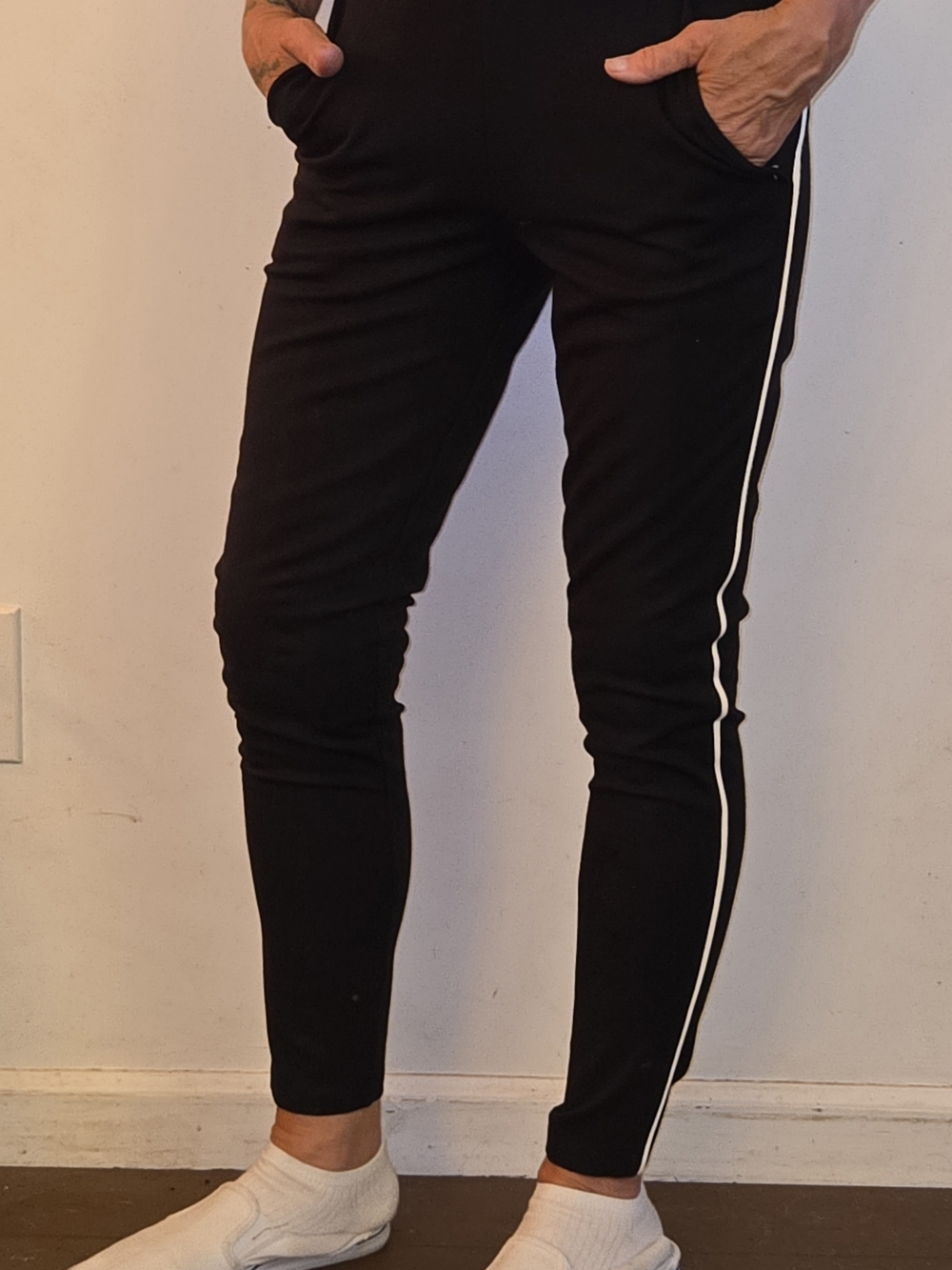 HUE Black Leggings with White Side Piping